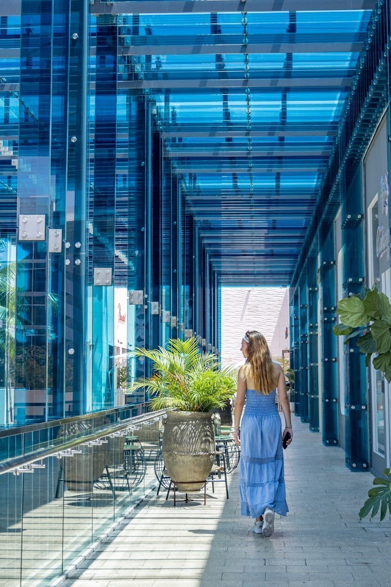 Personne qui marche à Palm Court