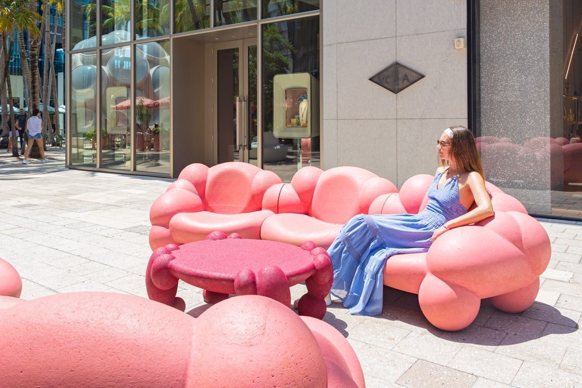 Personne assise sur du mobilier urbain