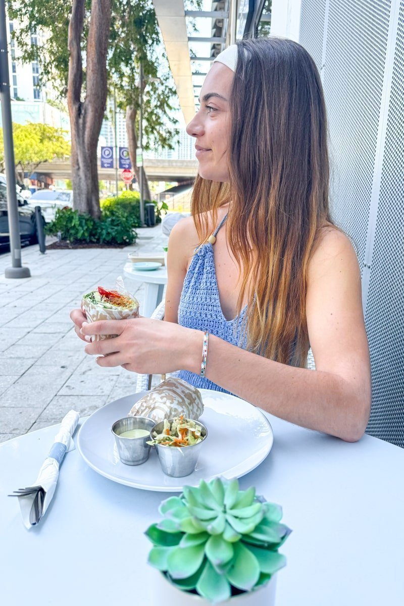 Femme qui mange au restaurant Pura Vida