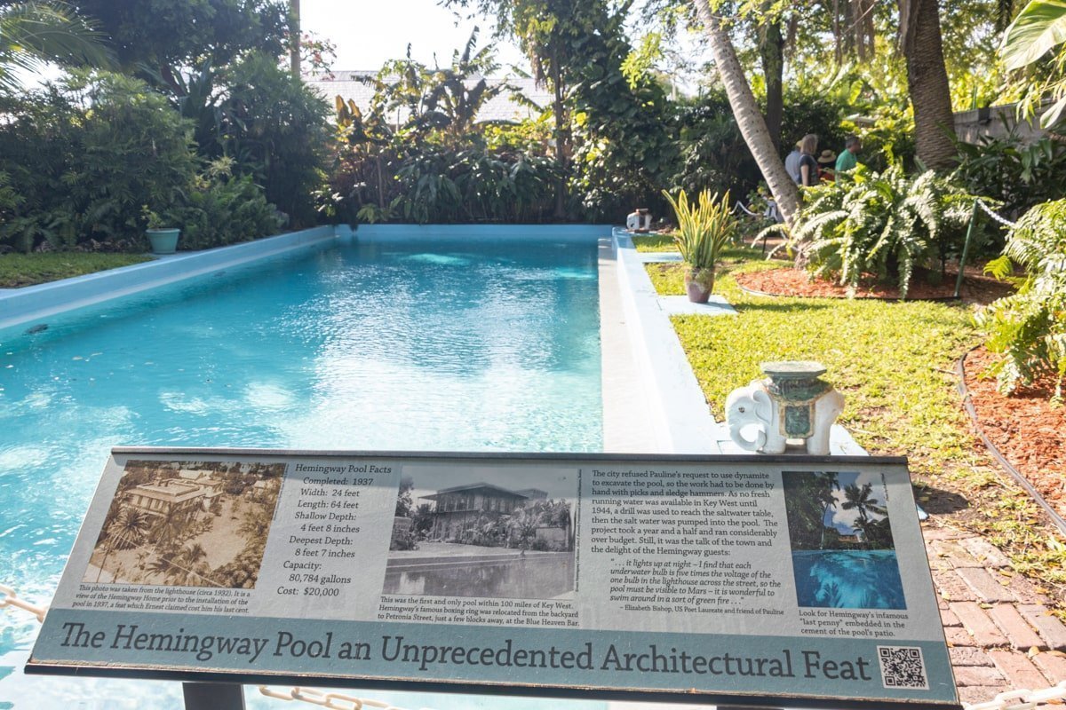 Piscine avec panneau informatif