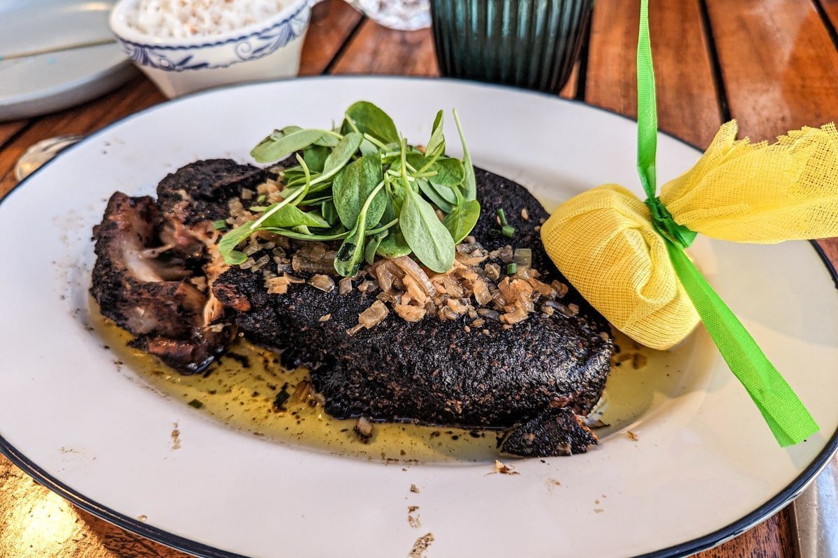 Assiette avec de l'espadon