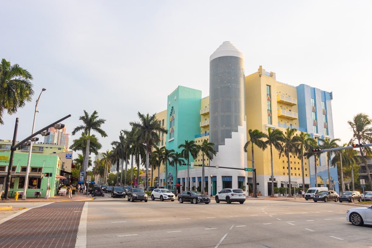 Rue avec palmiers et bâtiments de style art déco