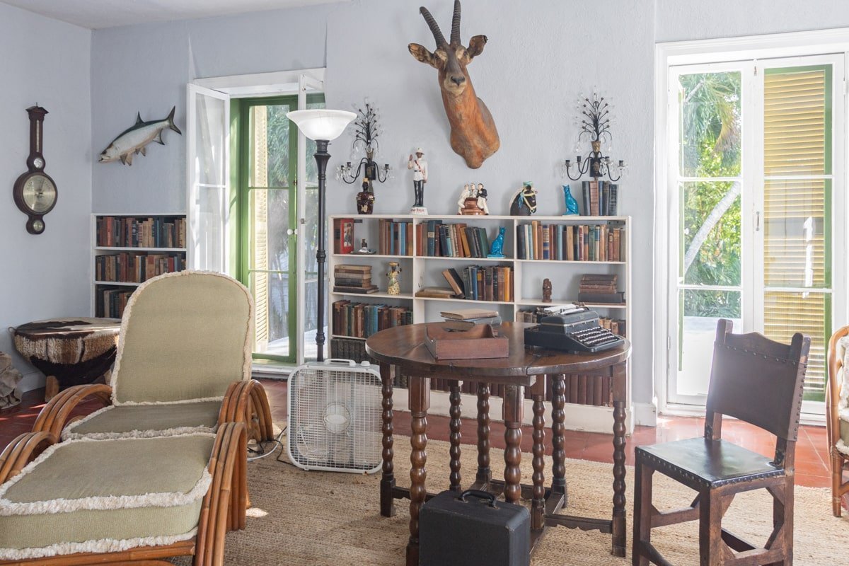 Salon avec table, bibliothèque et décorations murales
