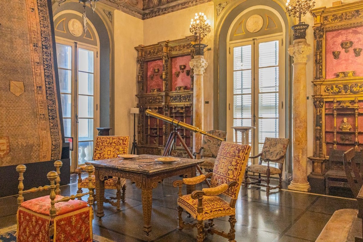 Salon du Vizcaya Museum avec du mobilier d'époque (table, fauteuils)