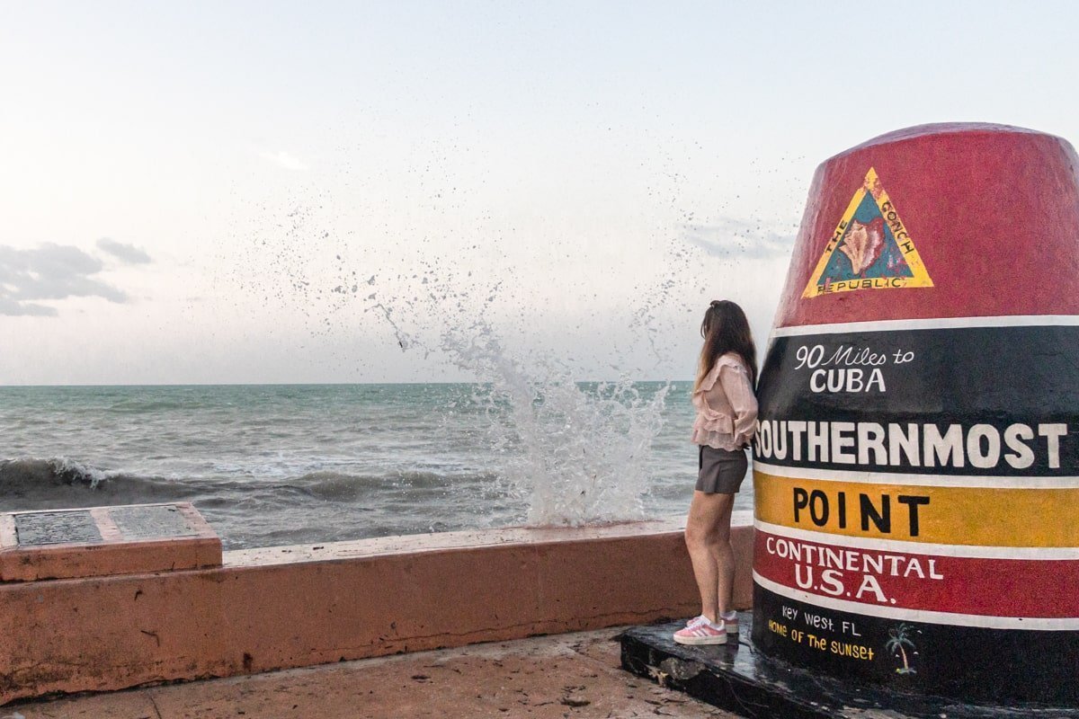 Femme appuyée sur le Southern Most Point