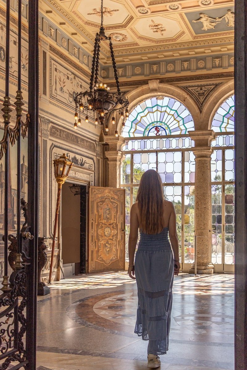 Visite d'une pièce de la villa avec des grands vitrails