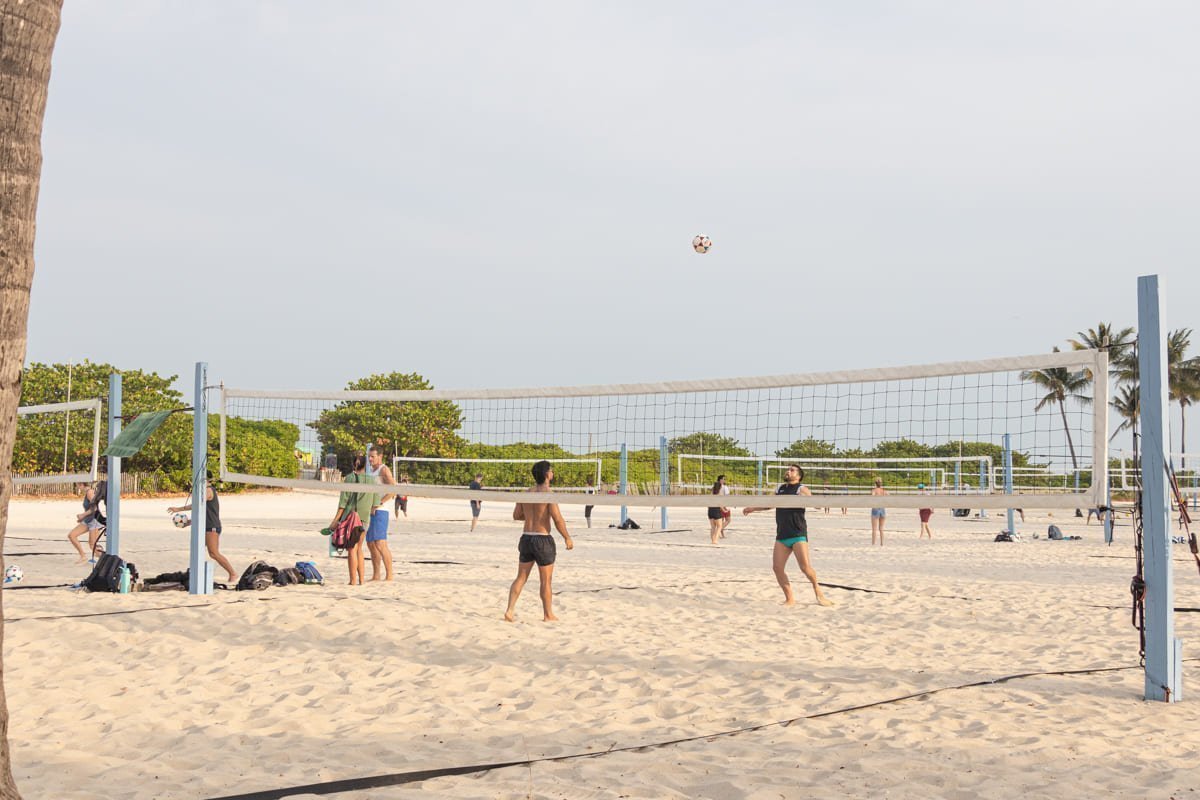 Volleyball sur la plage