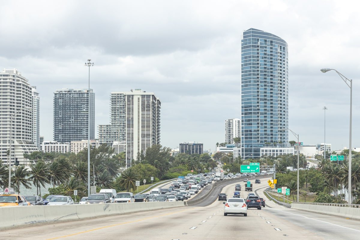 Sur l'autoroute d'accès vers South Beach Miami