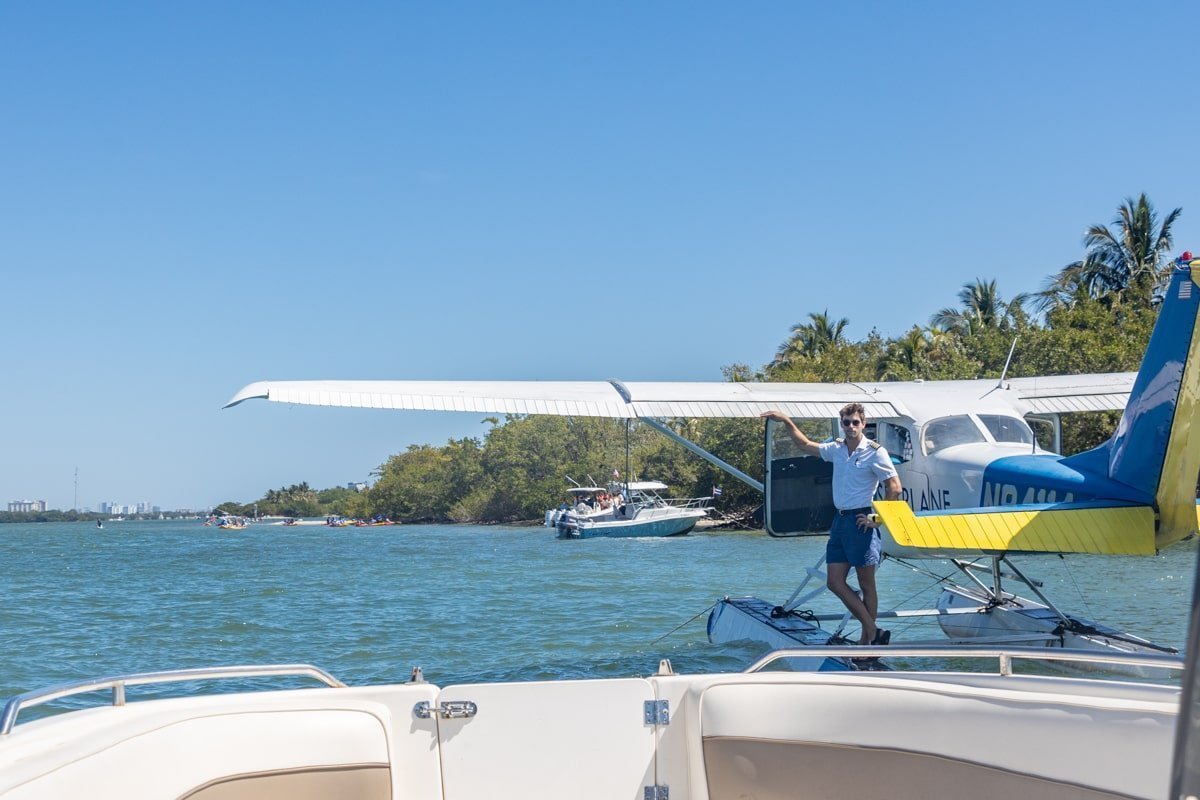 Accueil par le pilote à bord de l'hydravion