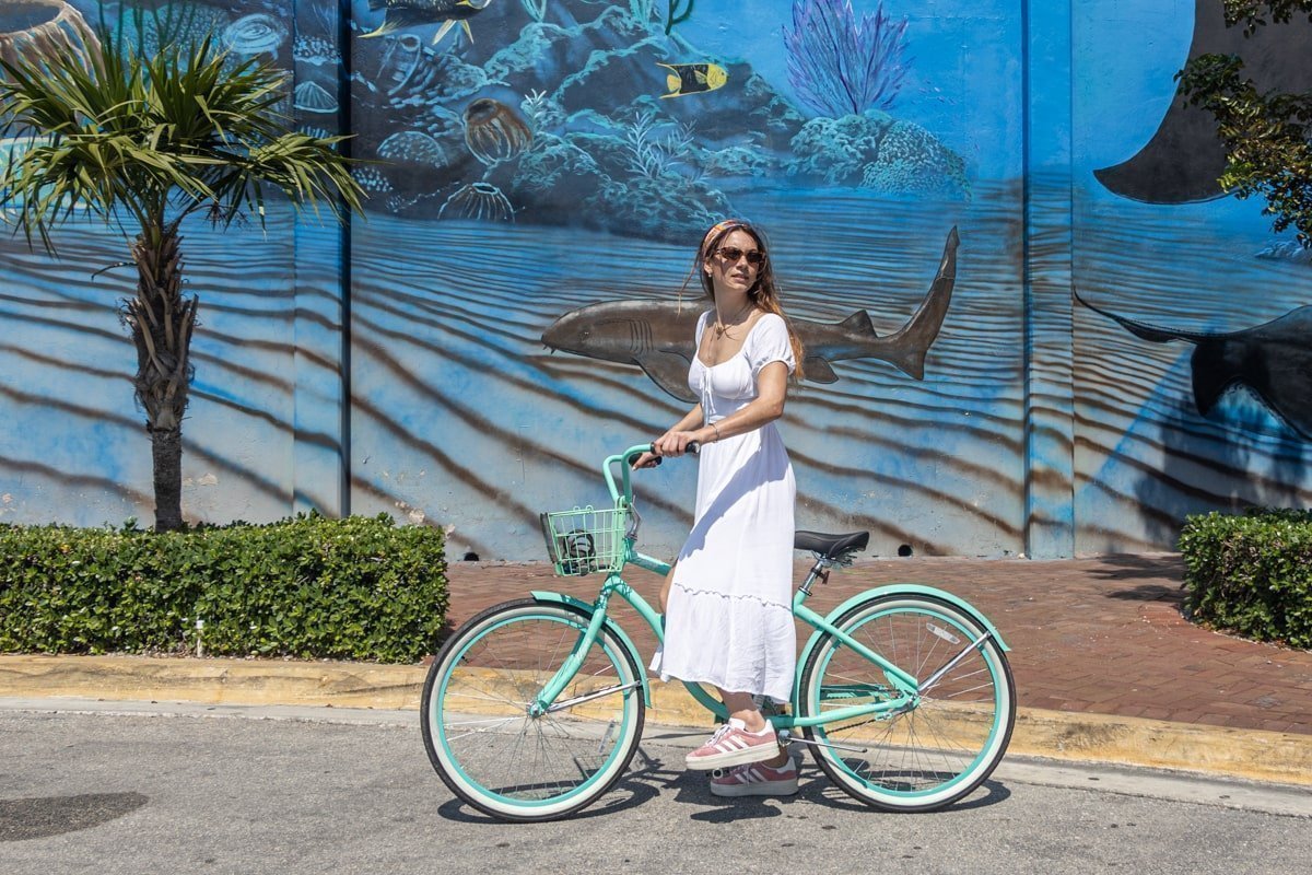 Femme à l'arrêt sur un vélo loué à Key West