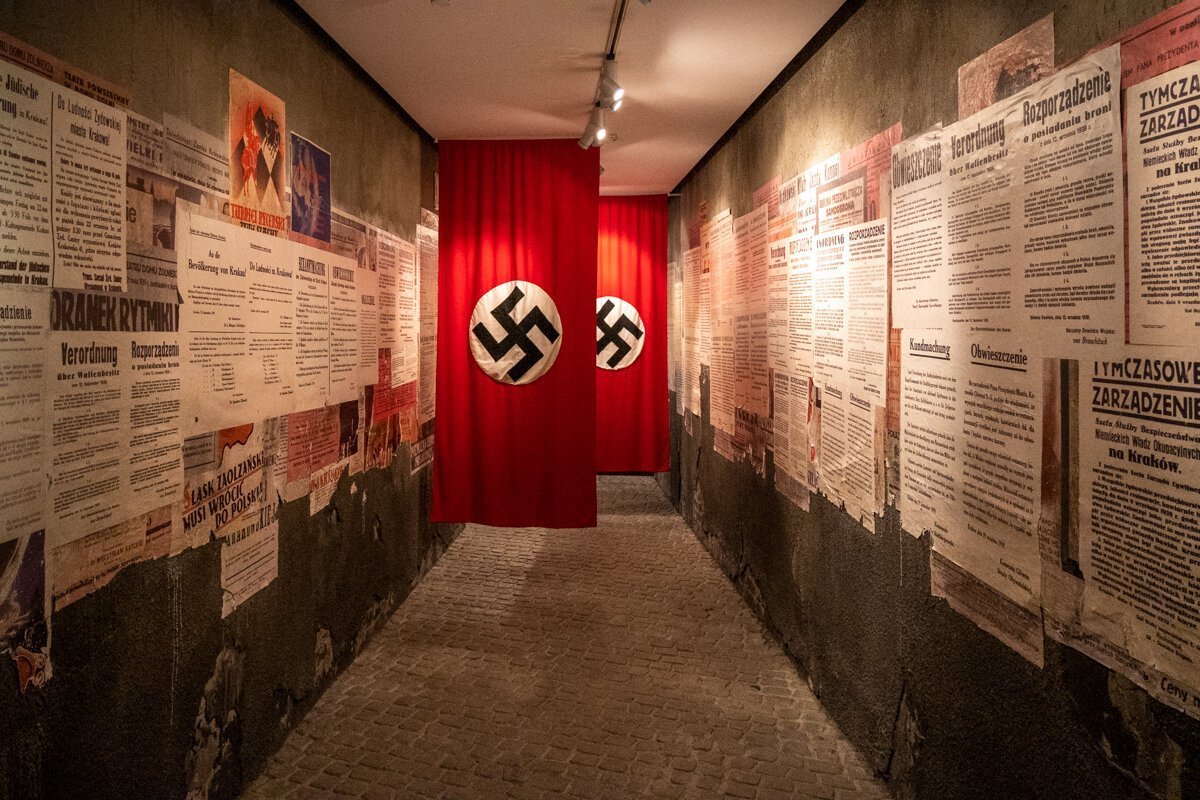 Couloir bordé d'affiches