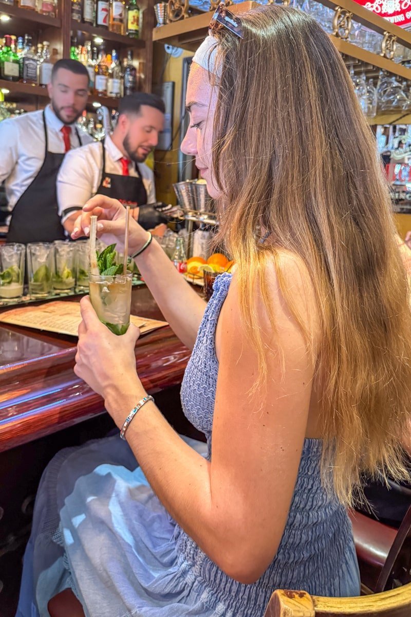 Dégustation de mojito dans un bar