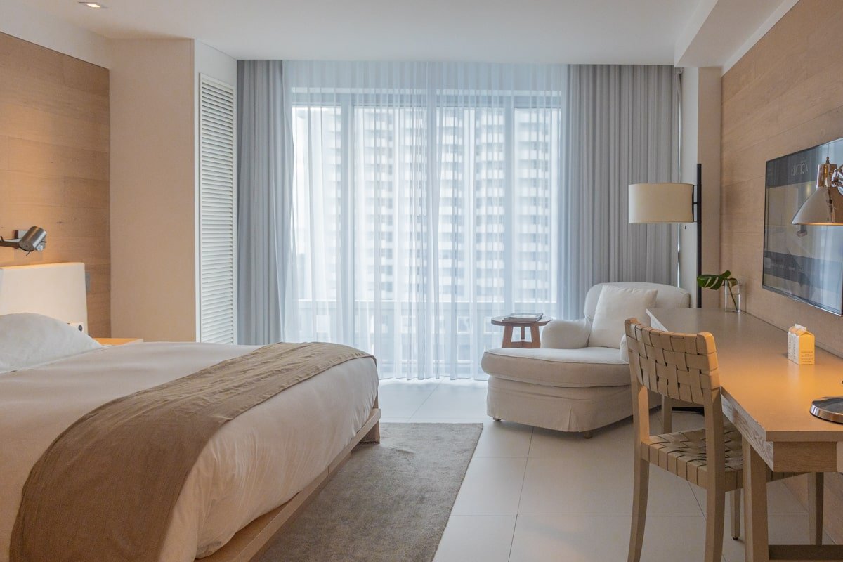 Dans une chambre d'hôtel avec le lit et le fauteuil