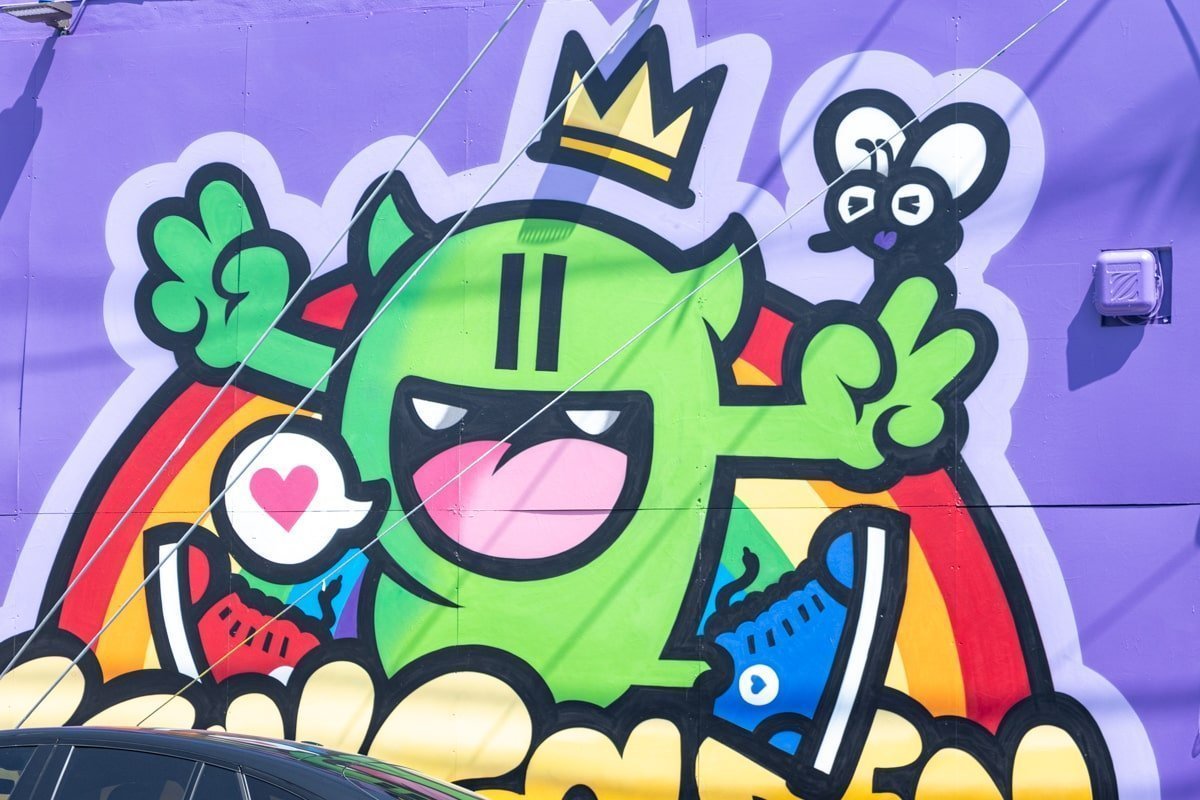 Graffiti avec un extraterrestre et une abeille