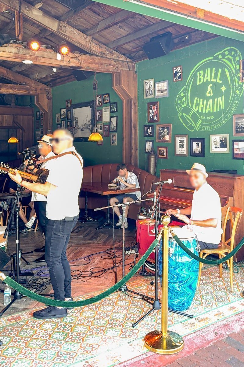 Groupe de musique au bar Ball & Chain