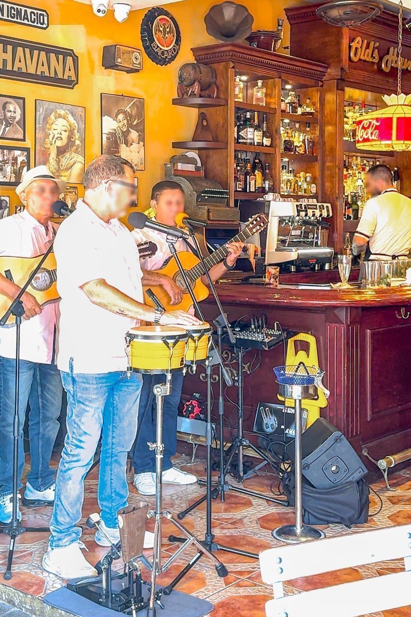 Groupe de musique au Old's Havana
