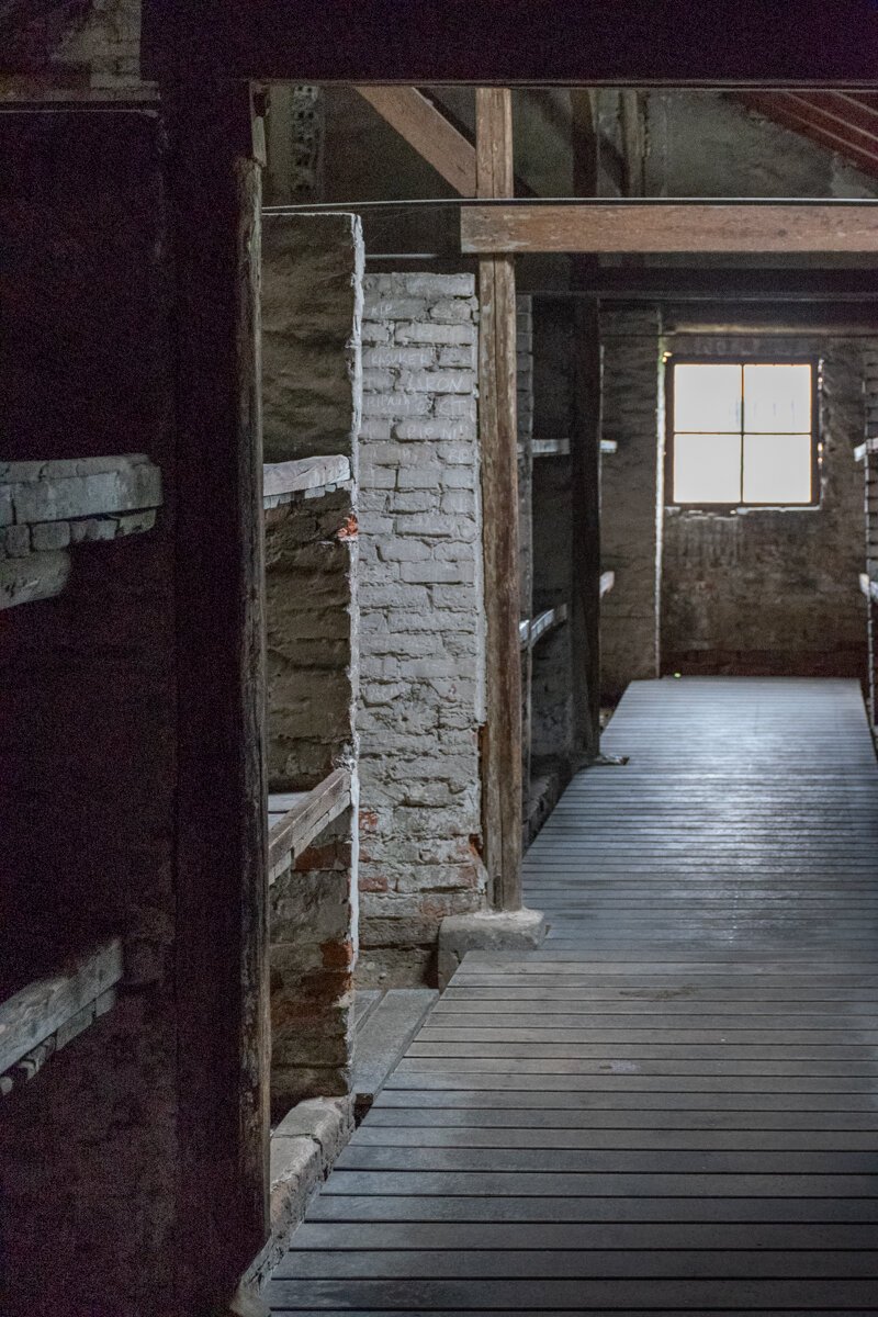 Intérieur d'un baraquement dans lequel vivait les déportés à Birkenau