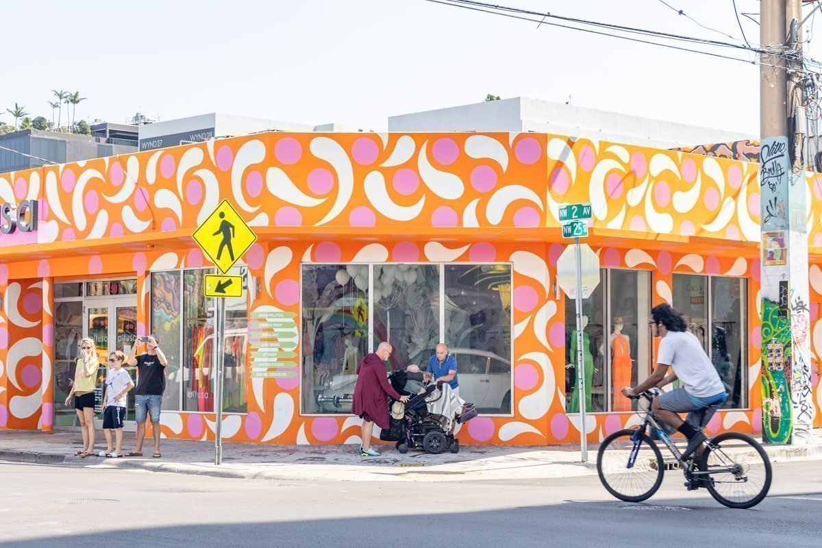 Façade colorée d'un magasin