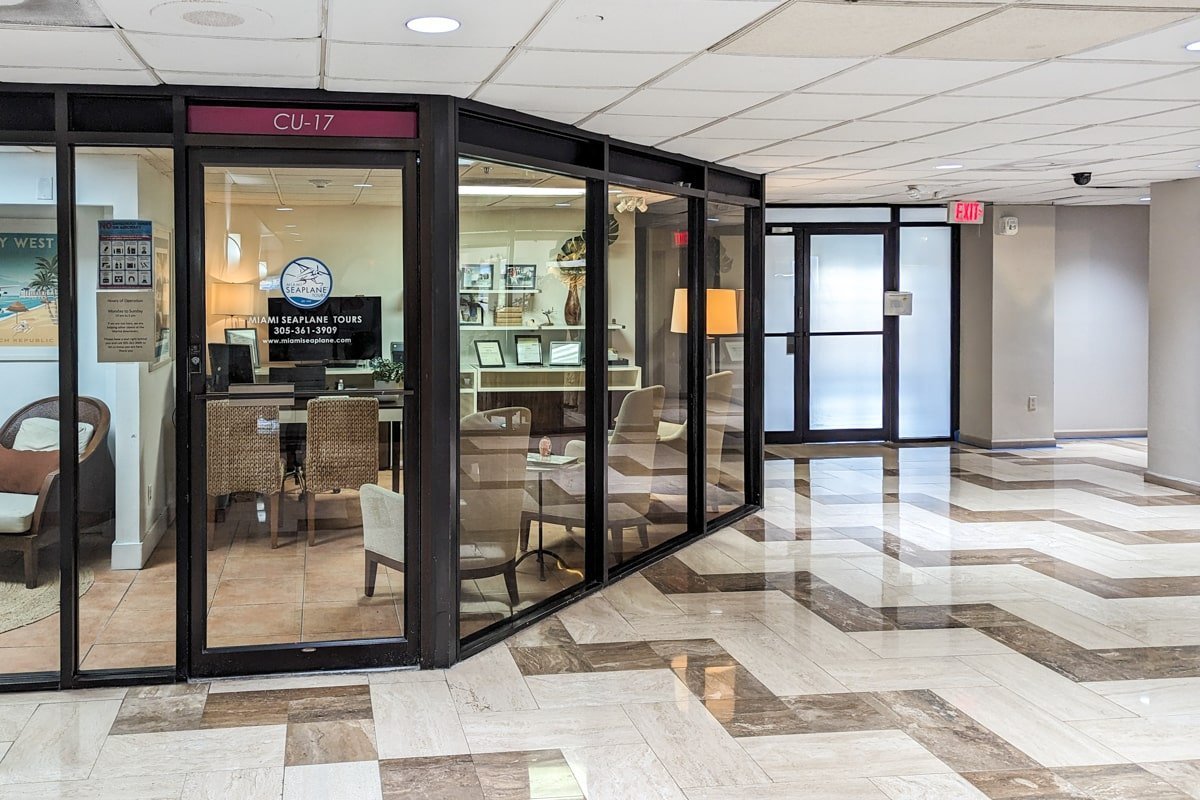 Dans l'agence Miami Seaplanes Tour