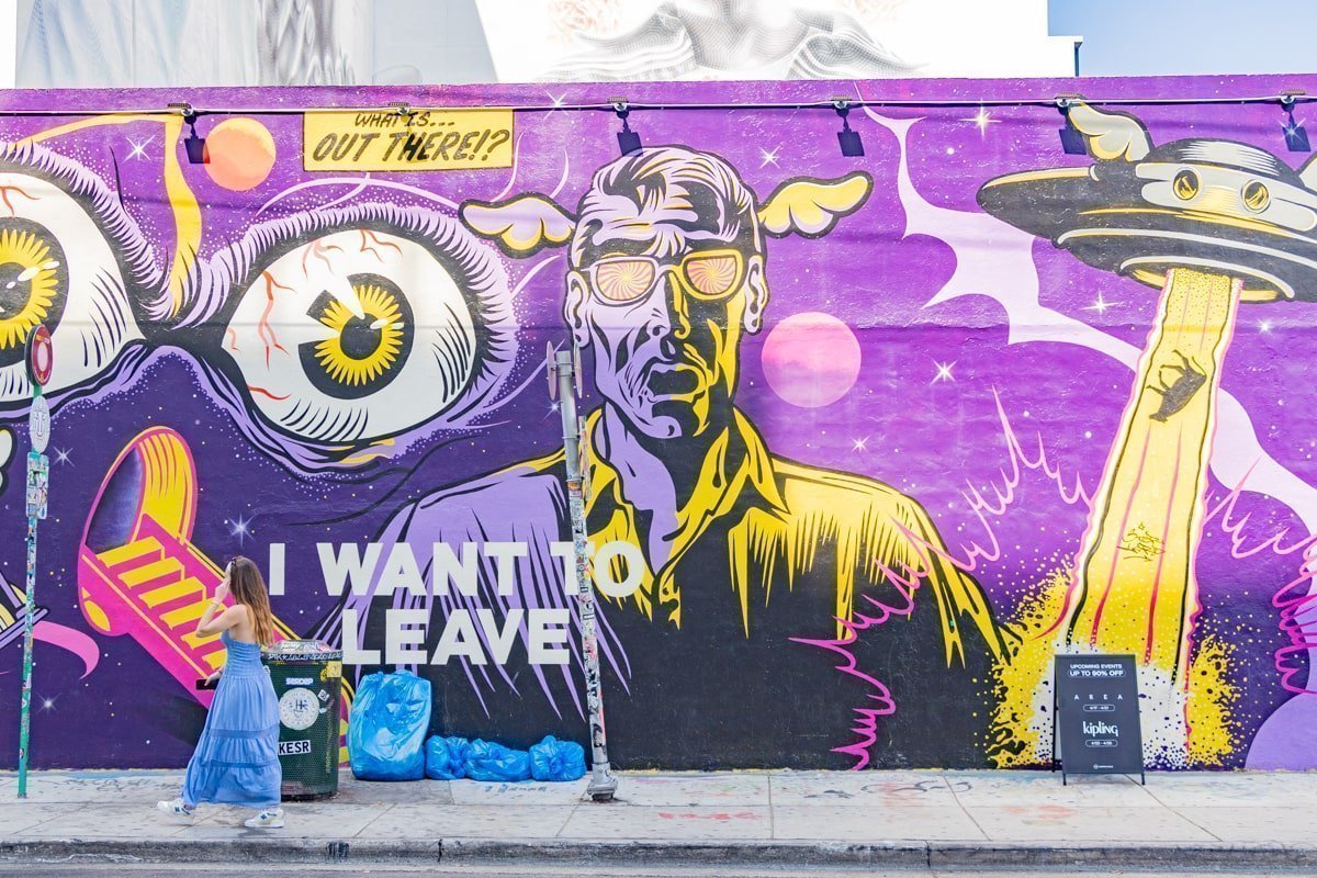 Œuvre artistique avec une soucoupe volante, un œil et un homme