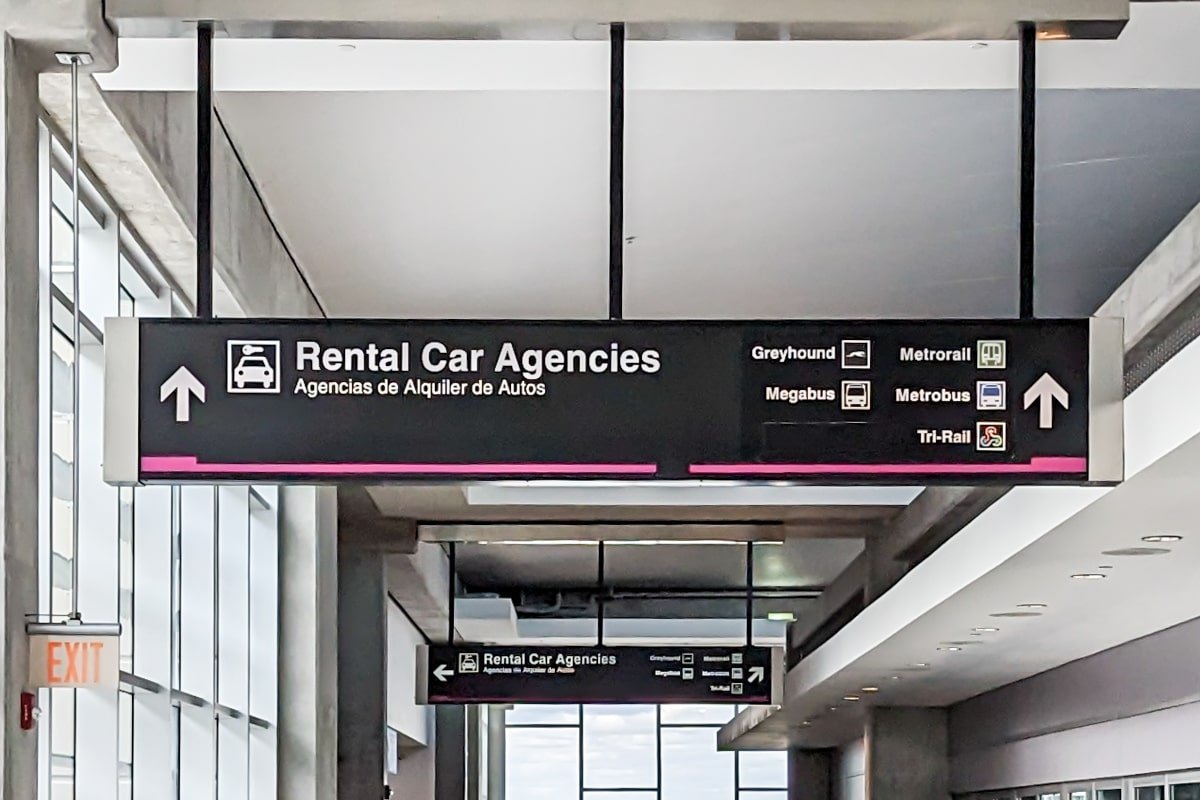 Panneau d'indication des transports à l'aéroport de Miami