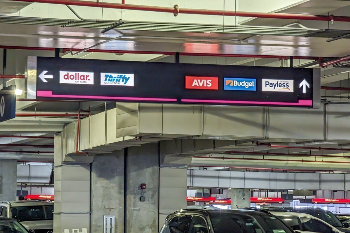 Panneau des agences de location de voiture