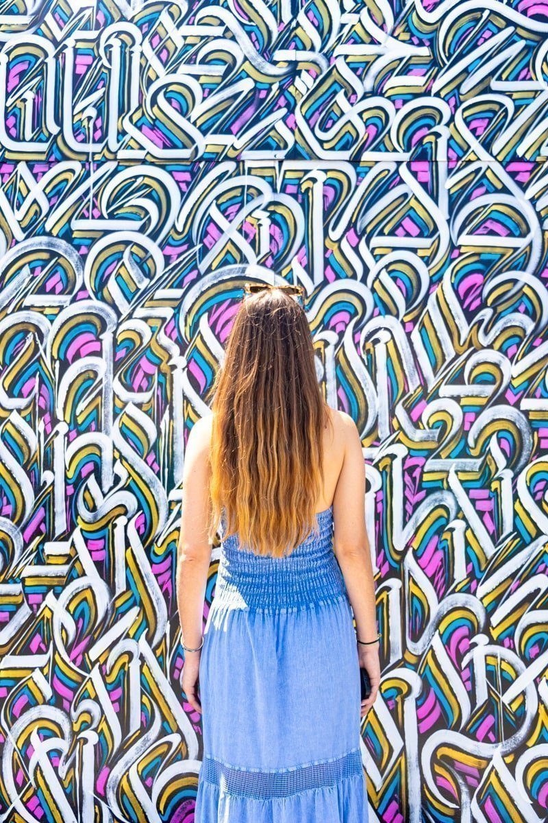 Personne devant une œuvre murale de Wynwood