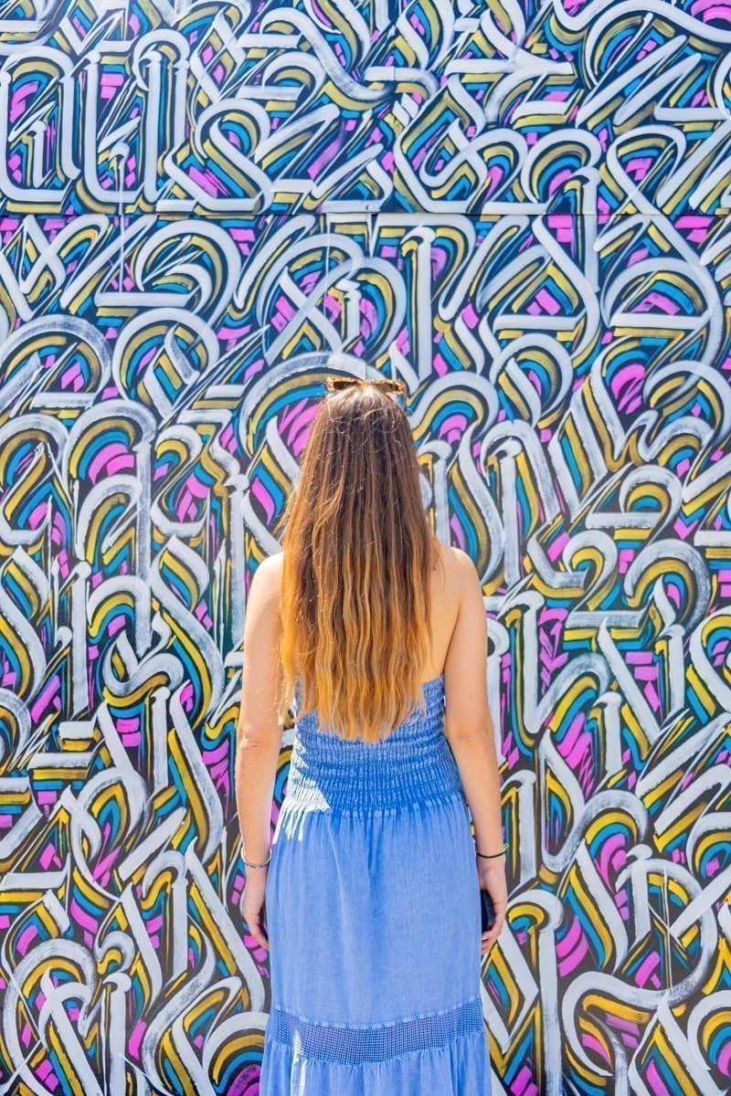 Personne devant une œuvre murale