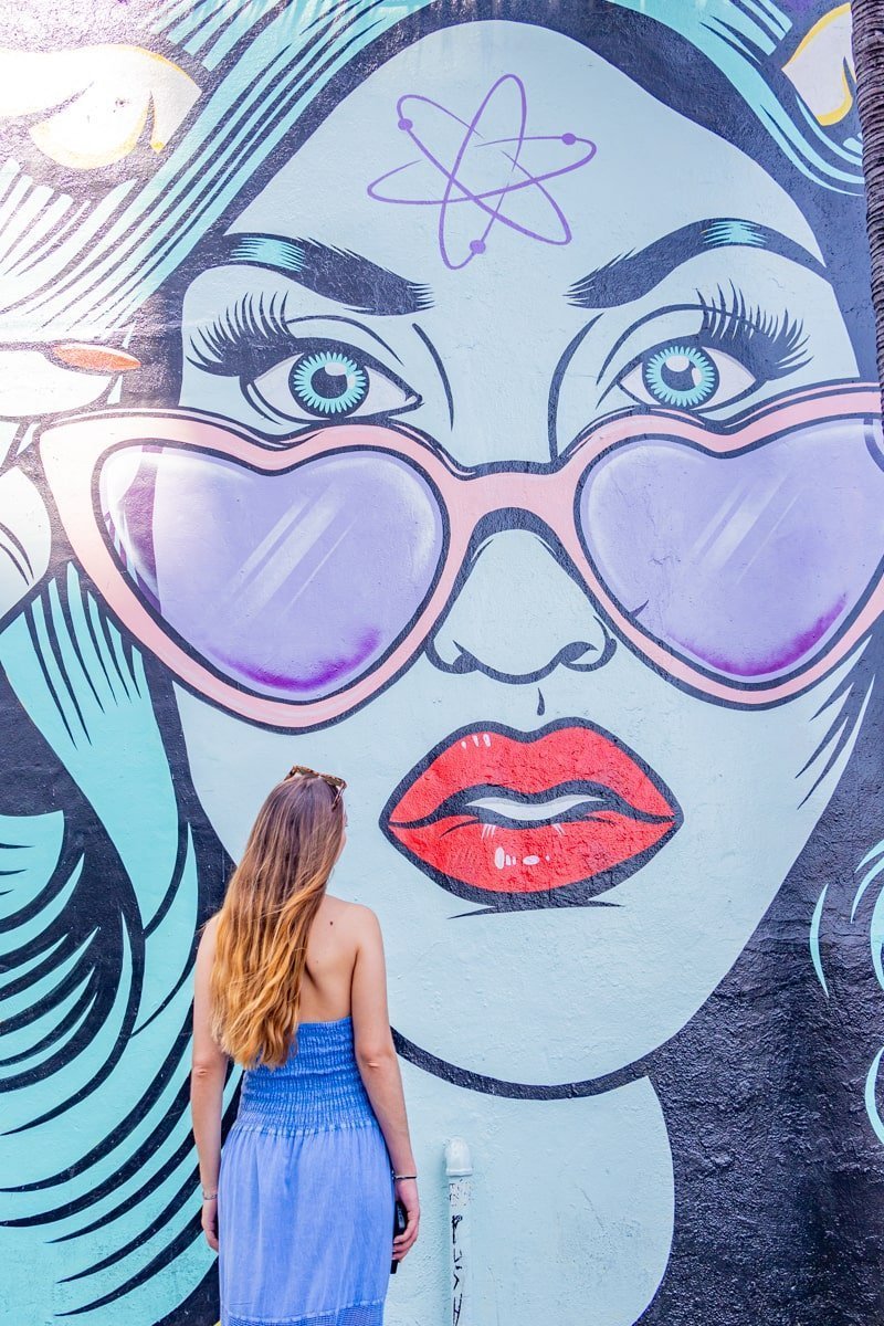 Peinture d'une femme avec des lunettes en forme de cœur