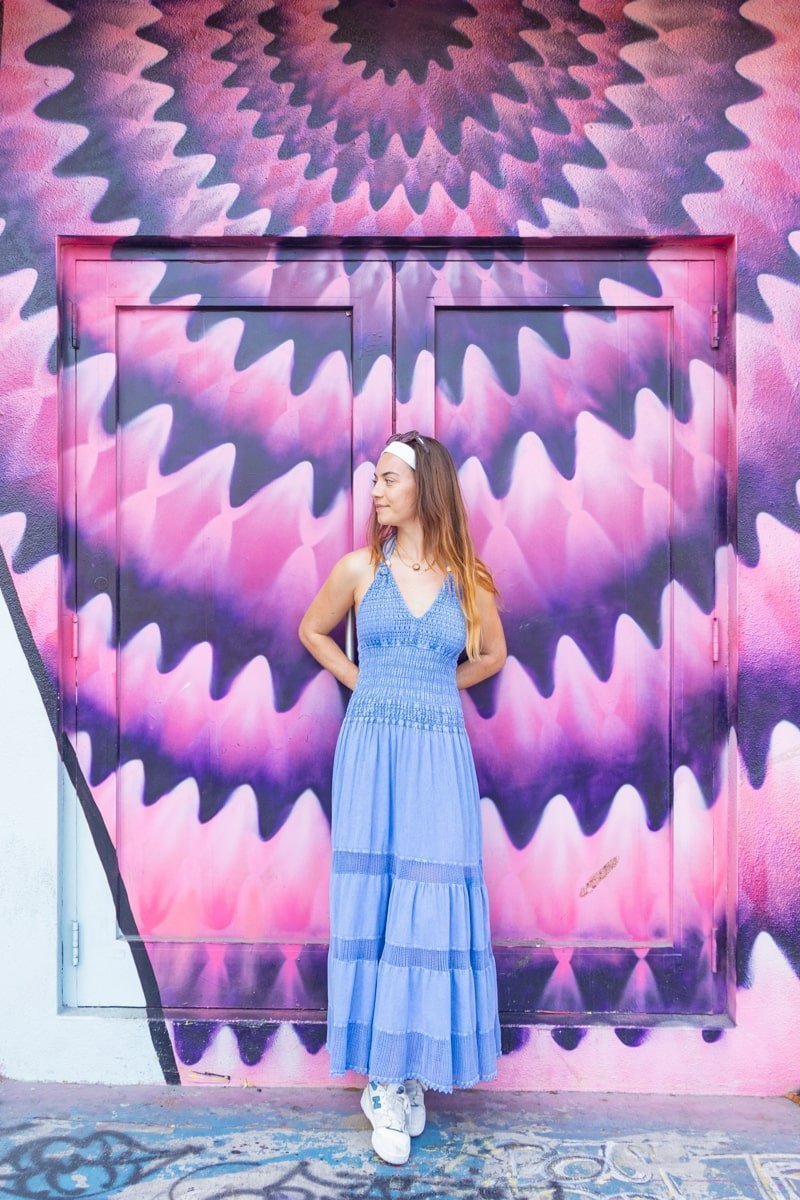 Personne devant un street art de Wynwood dans les tons roses