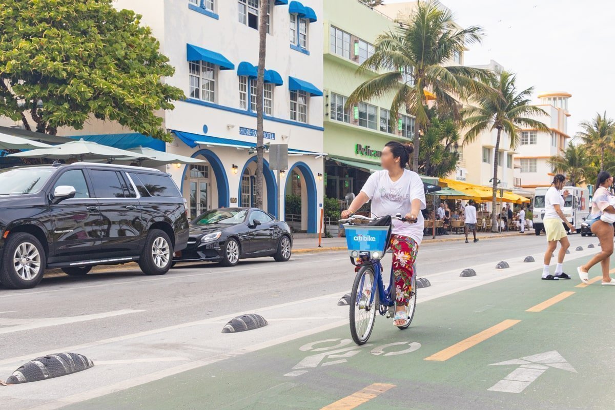 Personne qui fait du vélo à Ocean Drive