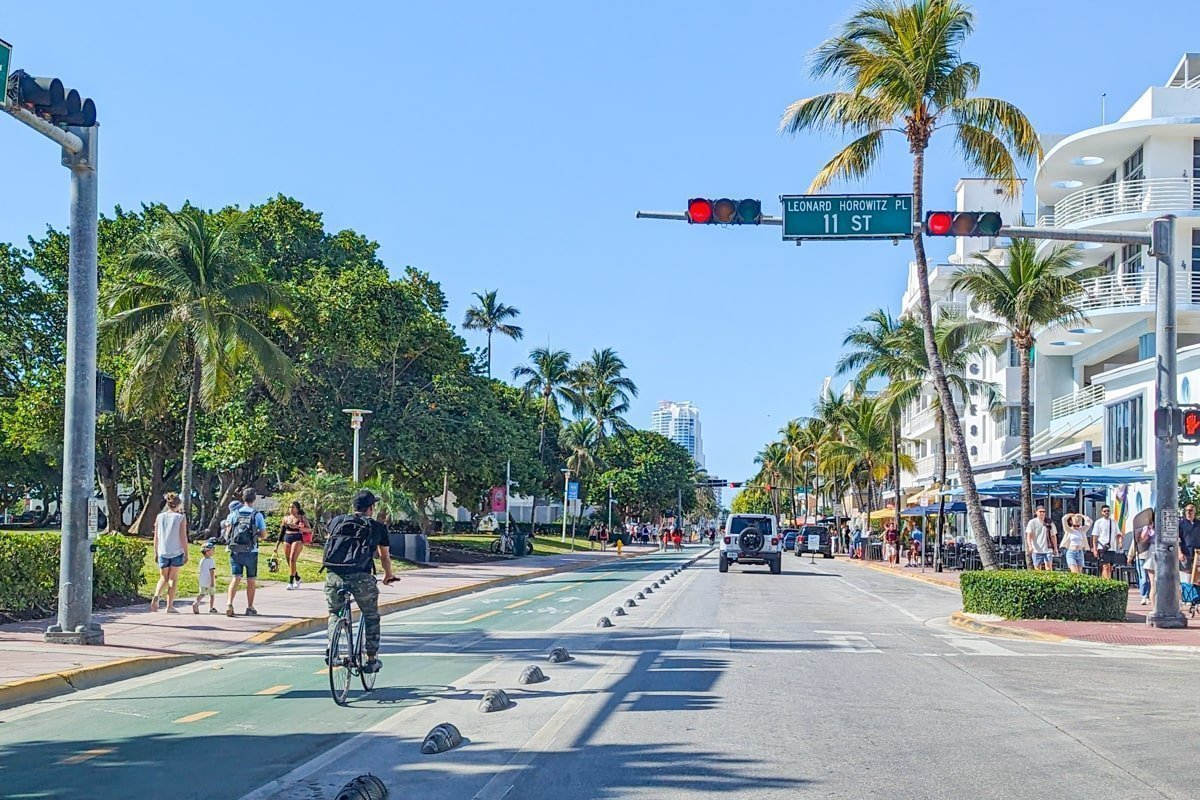 Personne qui fait du vélo à South Beach
