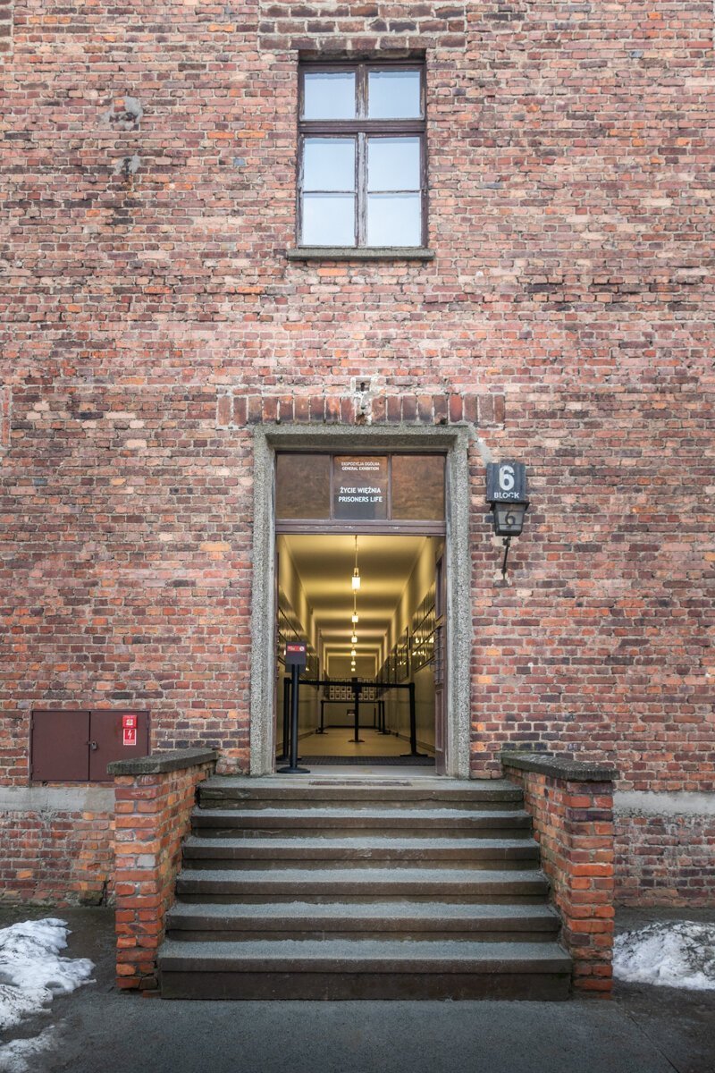 Porte d'entrée d'un bâtiment en briques
