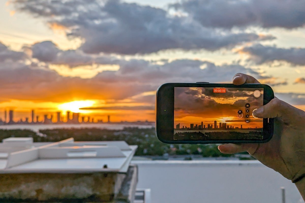Prise d'une vidéo de la skyline de Miami au coucher de soleil depuis un rooftop