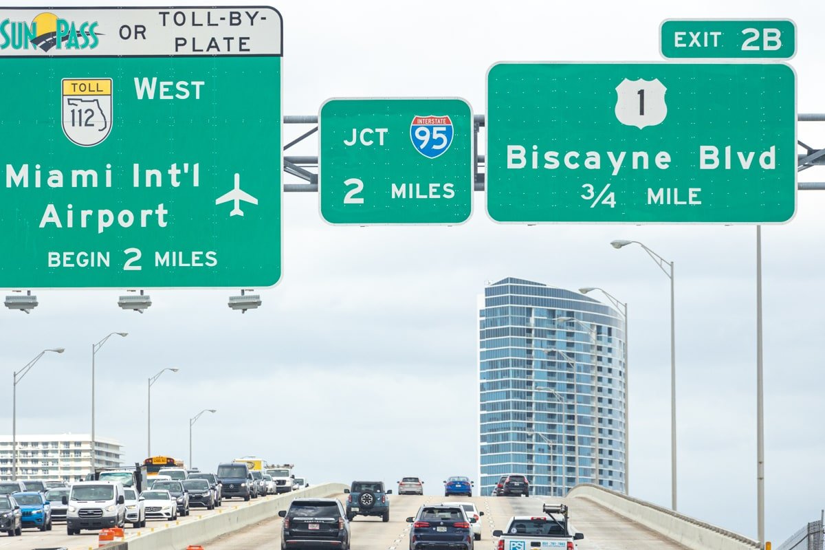 Route vers Miami Beach avec les panneaux d'indication verts