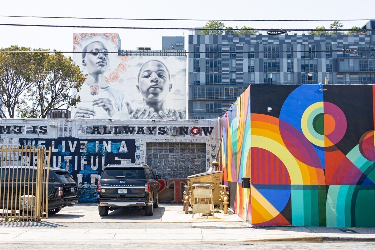 Rue dans Wynwood avec un pickup garé et des murs colorés