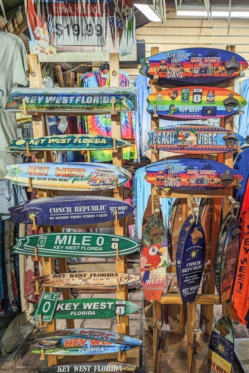 Boutiques de souvenirs avec de petites planches de surf décorées