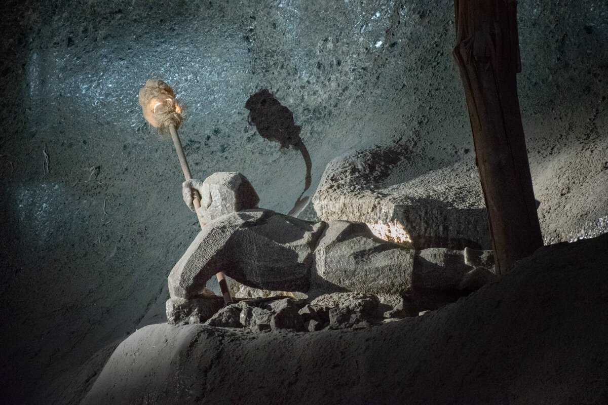 Statue d'une personne couchée à Wieliczka