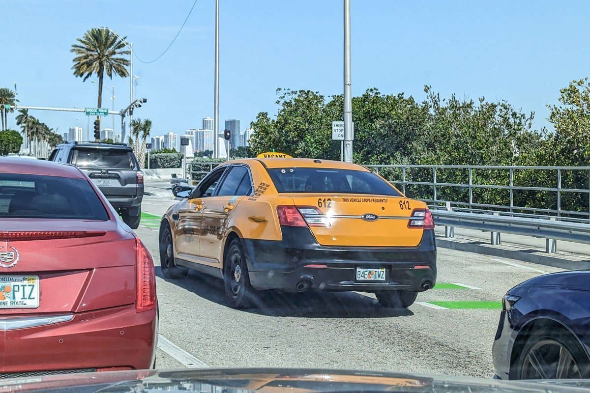 Taxi jaune dans le trafic
