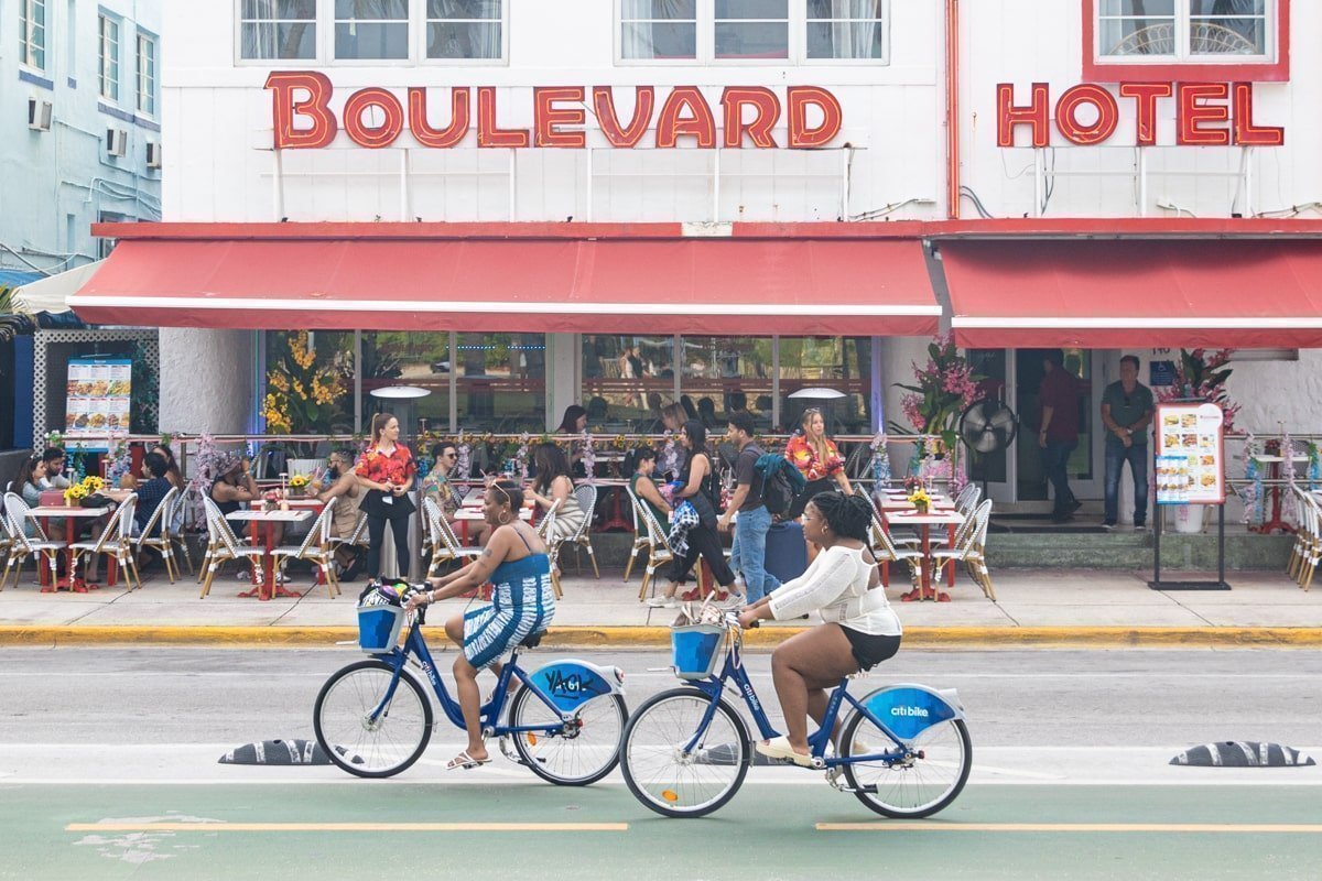 Vélos sur la piste cyclable d'Ocean Drive