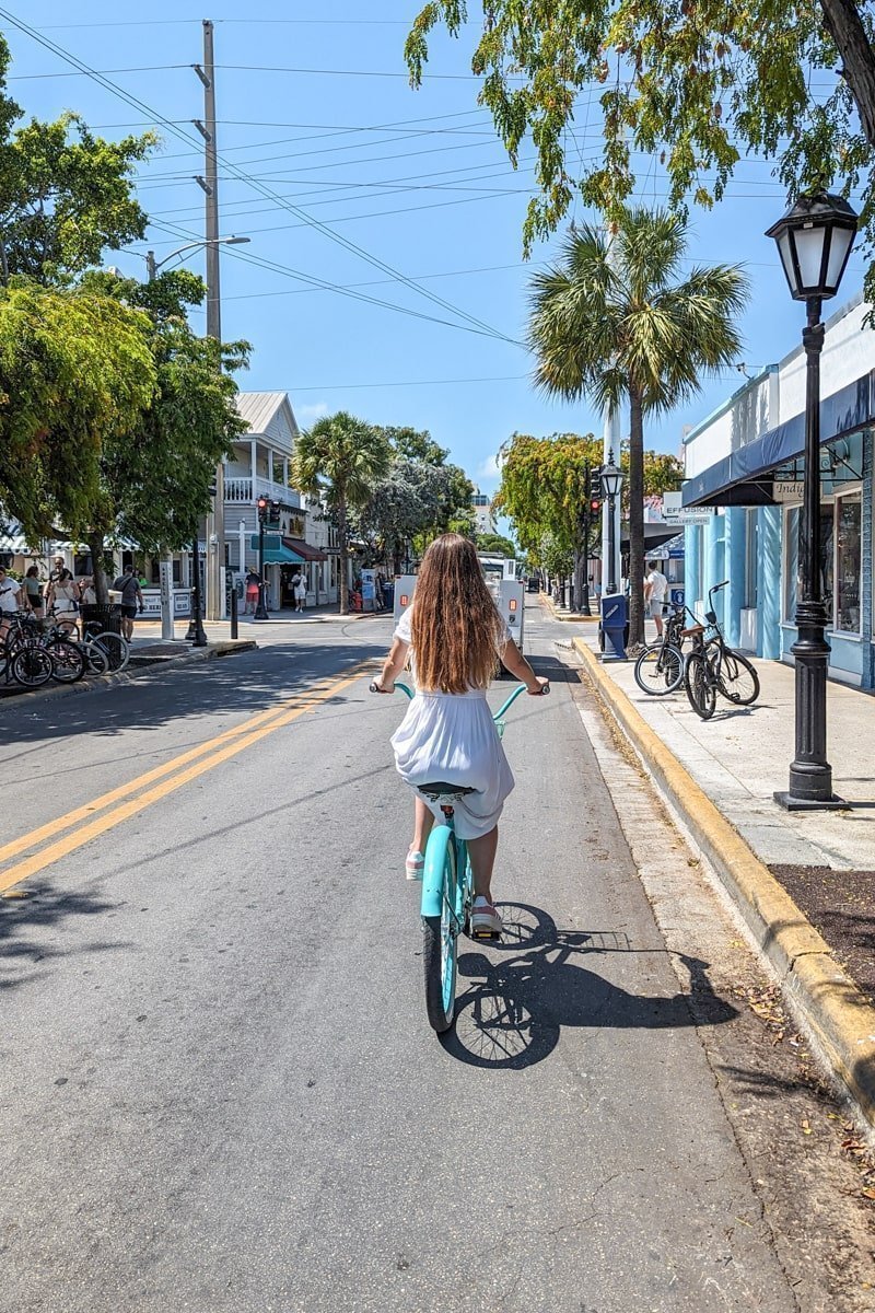 Femme sur un vélo dans la rue