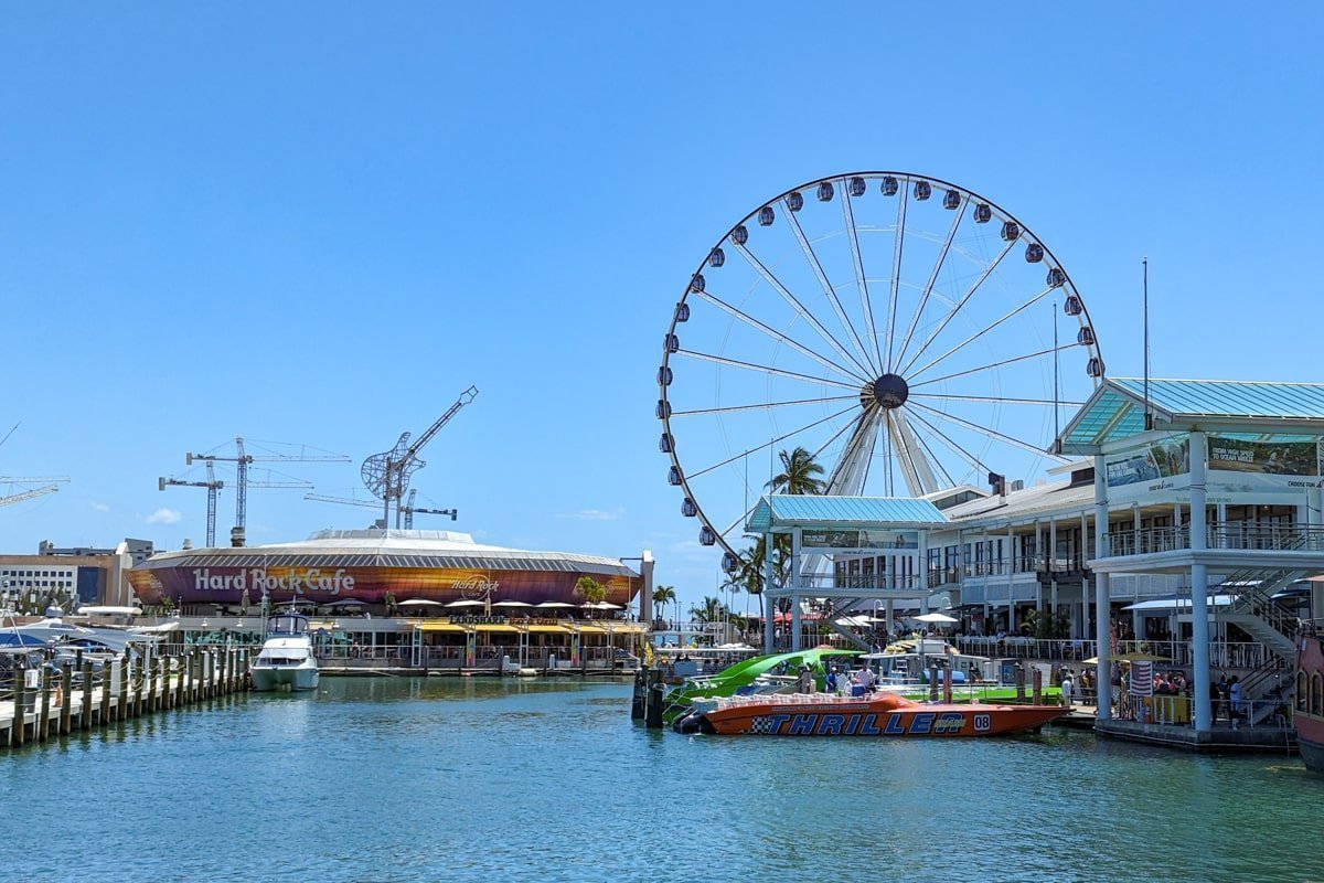 Vue du Bayside Marketplace avec la Grande Roue