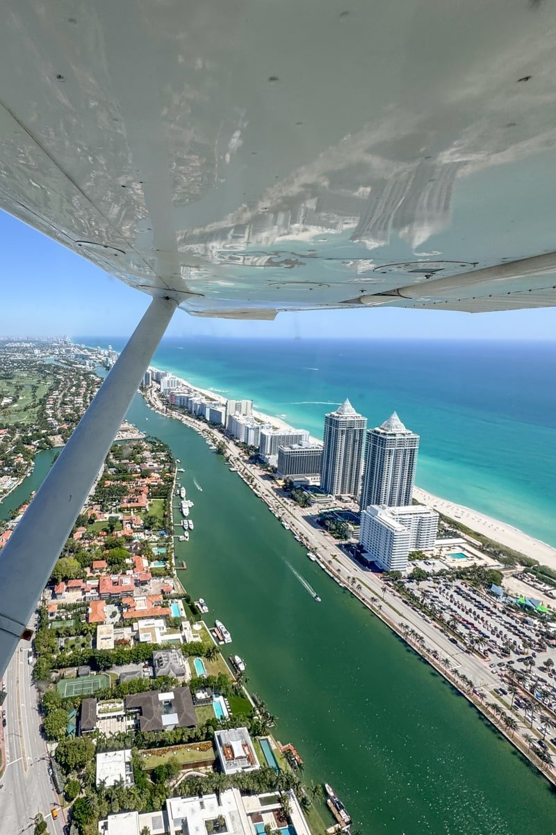 Vue depuis l'hydravion sur la plage de Miami Beach