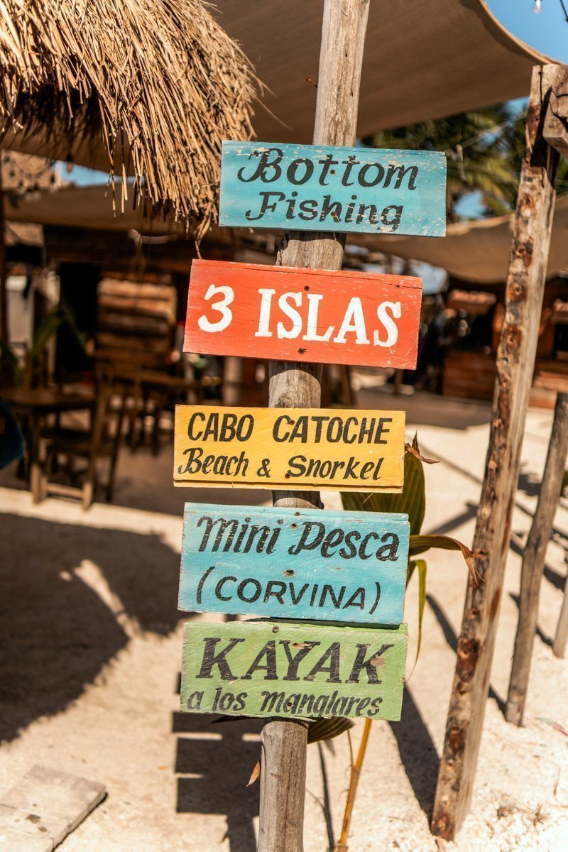 Panneaux en bois avec des indications d'activités en mer