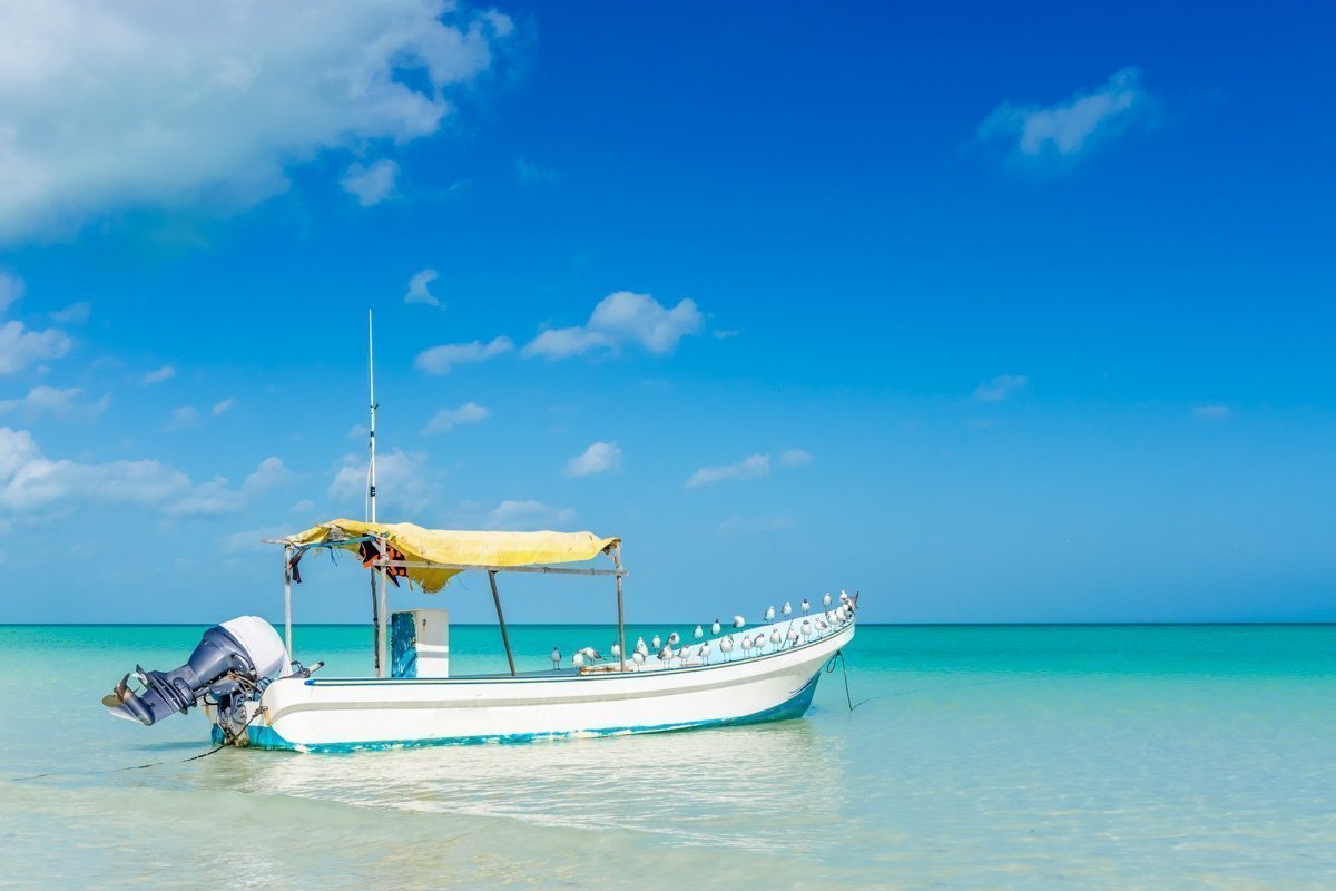 Bateau à moteur sur l'eau turquoise