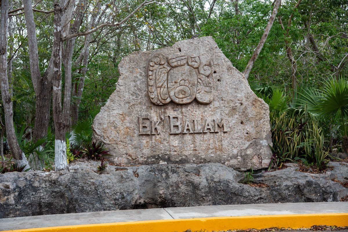 Pierre gravée à l'entrée d'Ek Balam