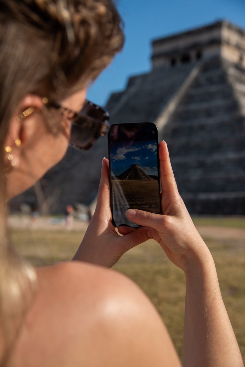 Pause pour photographier la pyramide