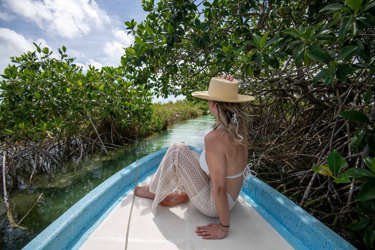 Bateau au milieu des mangroves de Sian Kaan