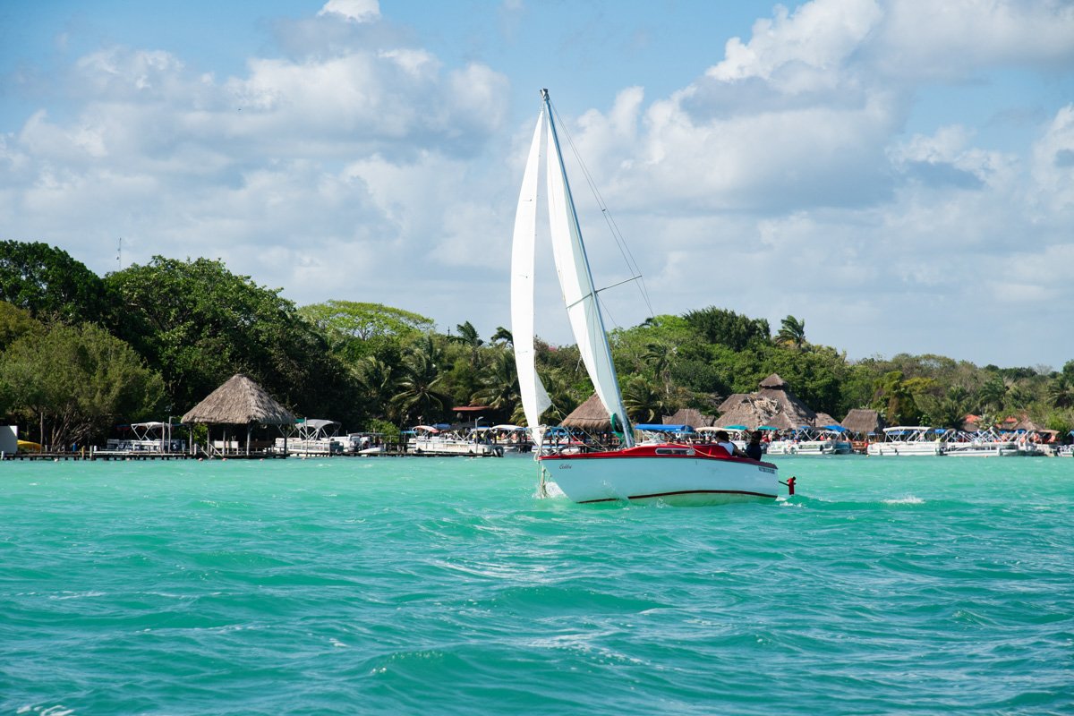 Voilier sur la lagune de Bacalar, Mexique