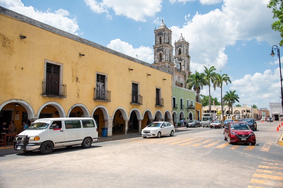 Voitures devant le Palacio National de Valladolid